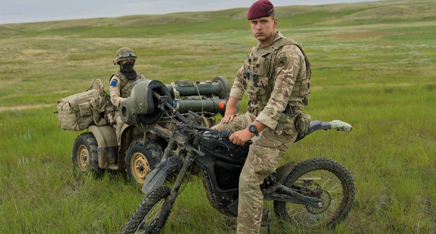 Anteprima: Moto elettriche militari: i parà britannici scelgono una nuova “arma” silenziosa”