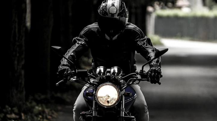 Sicurezza moto: guanti e paraschiena obbligatori nel nuovo Codice della strada?