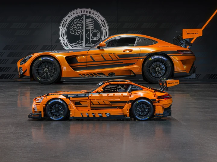 Modellini, ecco la riproduzione della Mercedes-AMG GT3 composta da 5463 pezzi