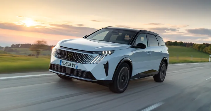 Peugeot e-5008 dual motor, ordini al via in Italia: 325 CV e 476 km di autonomia | Prezzi