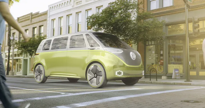 Volkswagen ID. Buzz, l'erede elettrico del Bulli si fa vedere nuovamente su strada