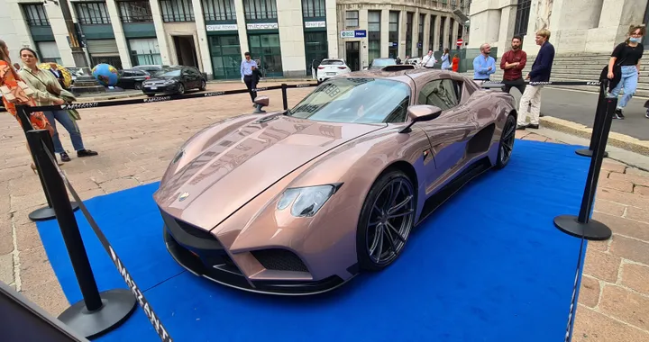 Mazzanti Evantra Bronze: l'inedita colorazione si mostra davanti Piazza Affari