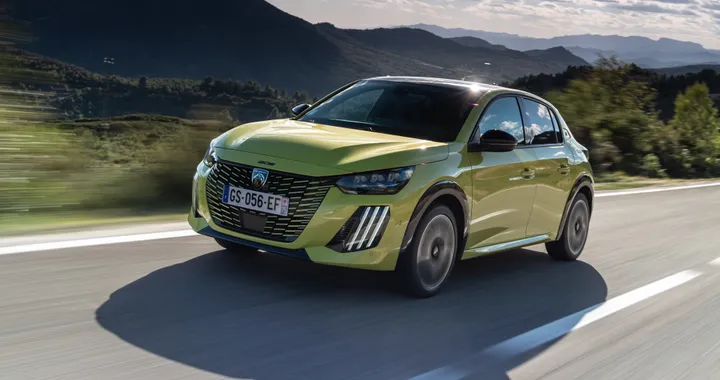 Le auto più vendute in Europa a marzo 2025: 208 batte Sandero. Bene le elettriche