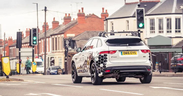 Jaguar Land Rover elimina le soste ai semafori con la tecnologia V2X