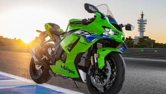 Ninja ZX-10R e ZX-10RR 2026: la supersportiva Kawasaki sale di livello