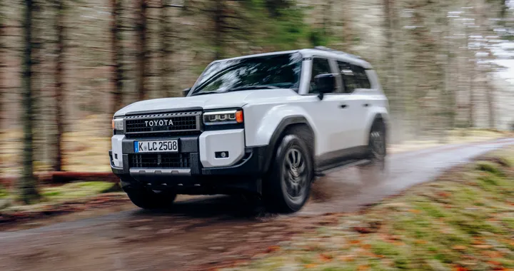 Toyota Land Cruiser, la nuova generazione arriva in Italia. Allestimenti e prezzi