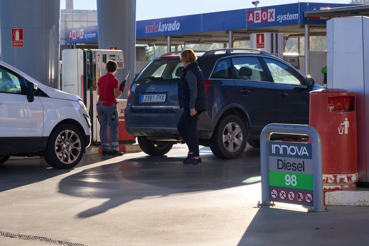 Contro il caro carburanti, la Spagna taglia l'IVA dal 21 al 10%