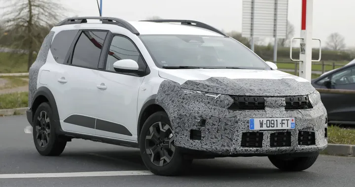 Dacia Jogger, si avvicina il restyling. Test in corso | Foto spia