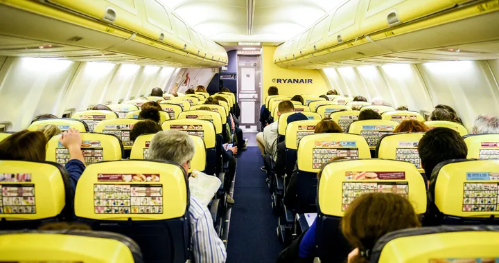Ryanair minaccia: nostri aerei a terra se il posto a sedere centrale deve restare vuoto