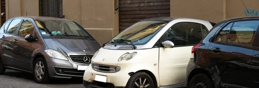 Il parcheggio "di traverso" potrebbe diventare legale per le auto ultracompatte