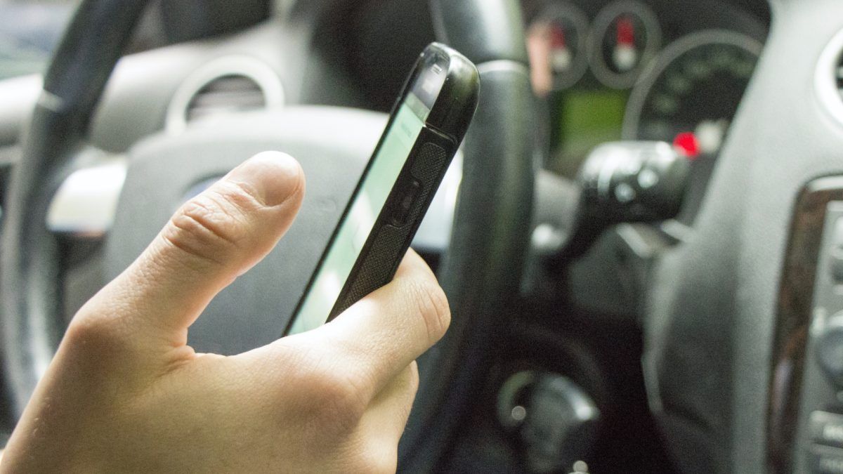 Patente sospesa per uso del telefono a uno Stop: il caso di una madre di tre figli