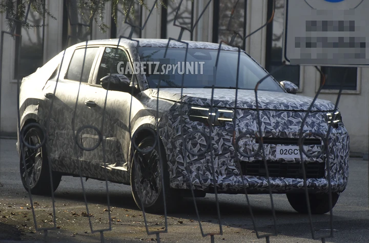 Nuova FIAT Fastback avvistata in Italia, ecco le ultime foto spia: il debutto si avvicina