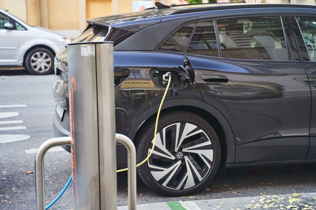 Auto elettriche, dal 2027 cambia la ricarica: colonnine ogni 60 km e pagamenti più facili