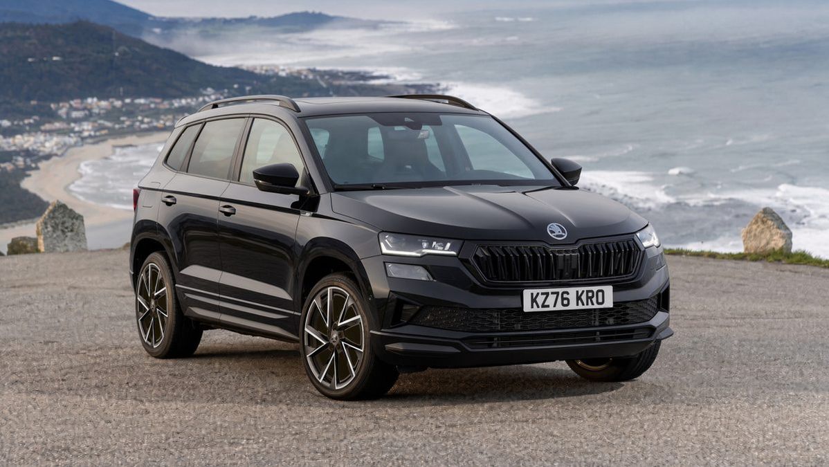SUV nero integrale con dettagli in nero lucido e interni premium, in attesa di ordinazione a partire da ottobre 2026