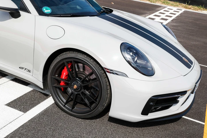 Porsche, basta un click e cambia la livrea: nuovo brevetto