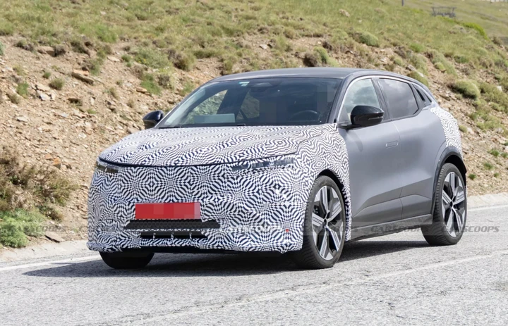 Renault Megane E-Tech, è tempo di restyling. Tante novità in arrivo