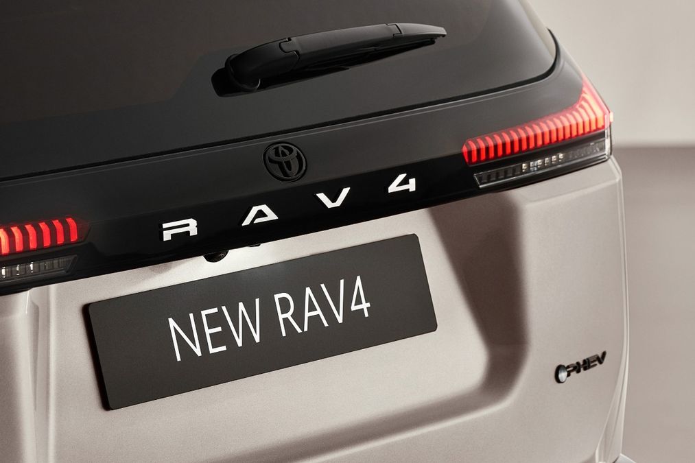 Nuova Toyota RAV4, le versioni e i prezzi del SUV giapponese