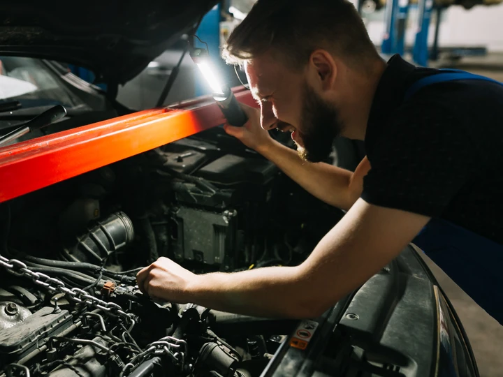 Ecco la torcia da indossare che ti lascia le mani libere mentre lavori