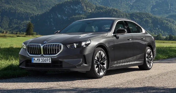 BMW Serie 5, arrivano le versioni Plug-in. Autonomia in elettrico fino a 100 km