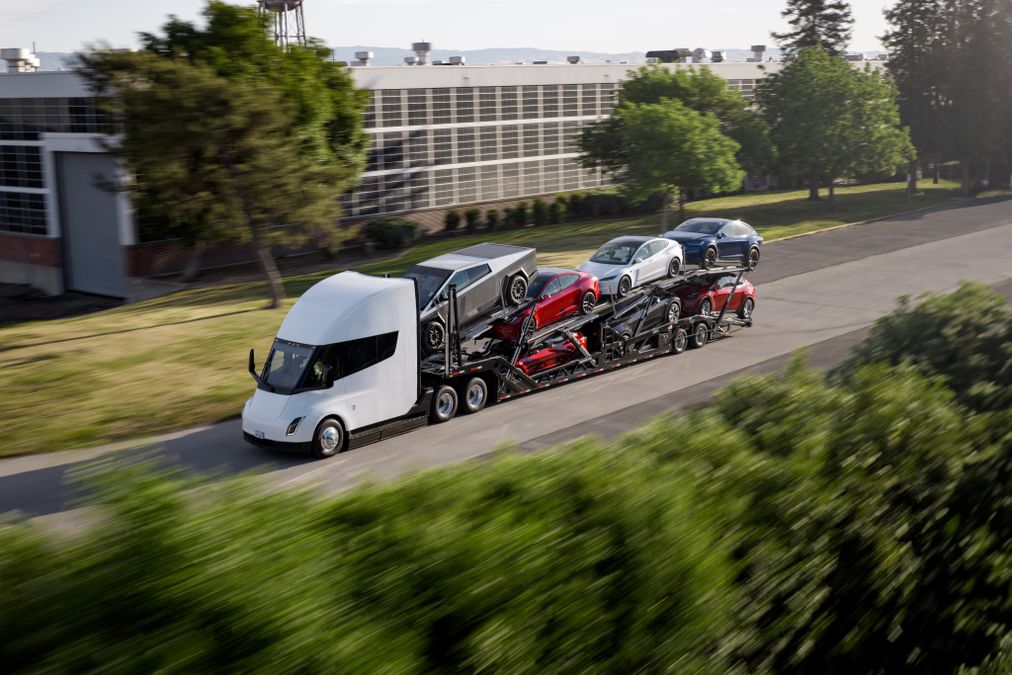 Tesla si prepara a iniziare a vendere il camion elettrico Tesla Semi in Europa