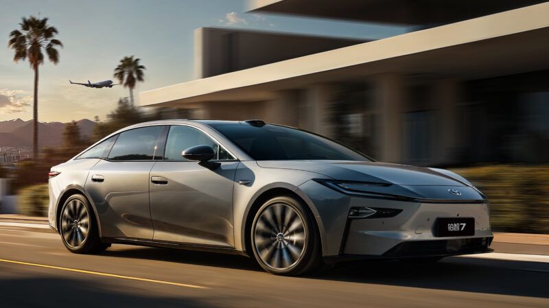 Toyota, una nuova auto elettrica per la Cina: tecnologie di Xiaomi e Huawei
