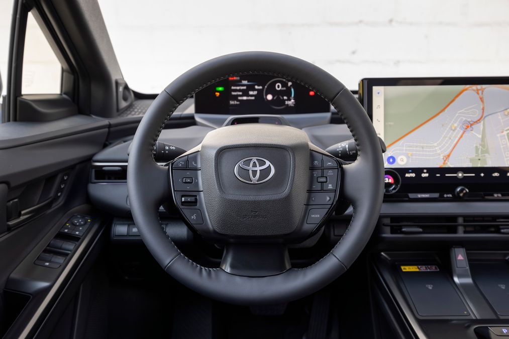 Toyota bZ4X restyling, interni e bagagliaio del nuovo SUV elettrico