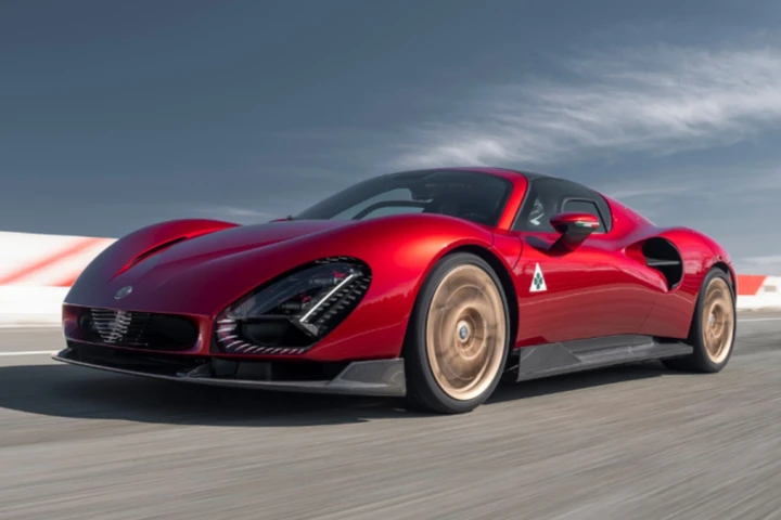 Addio banale Porsche, riceve una supercar Alfa Romeo e scappa all’avventura