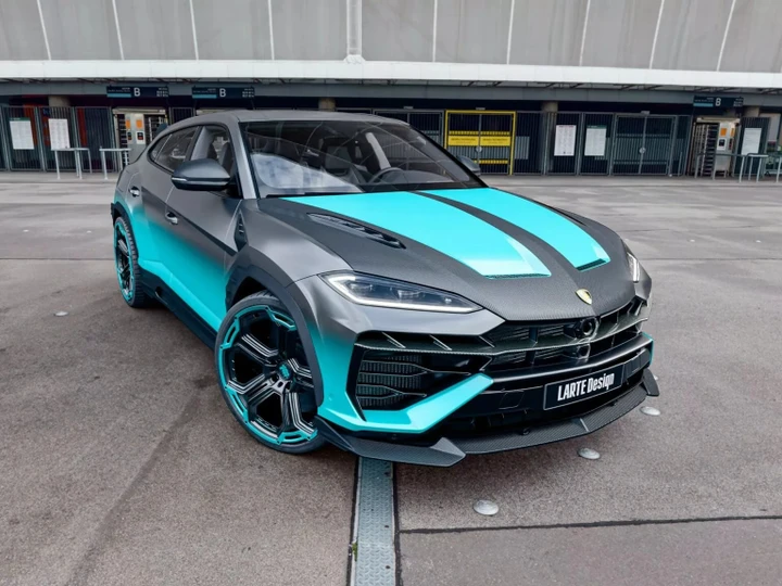 Larte Design porta il kit Largenda sulla Lamborghini Urus SE all’insegna della fibra di carbonio