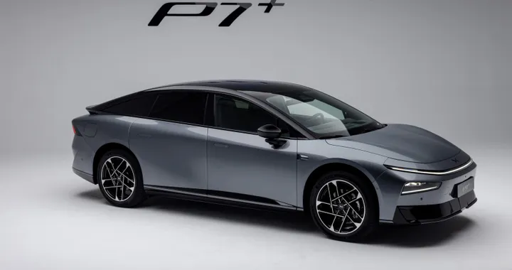 Xpeng P7+ 2026, la nuova ammiraglia elettrica debutta a Bruxelles: presto anche in Italia