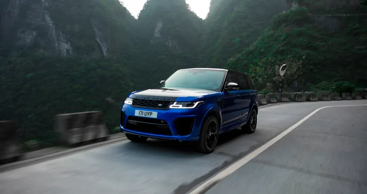 Range Rover Sport SVR: il SUV batte la Ferrari sulla Tianmen Road