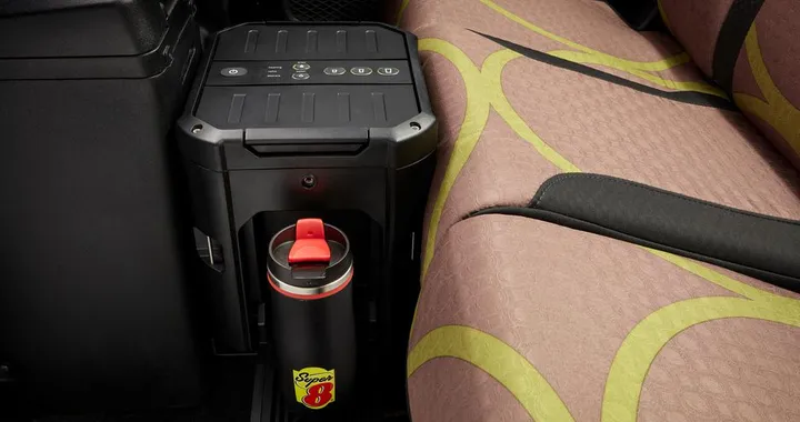 ROADM8: Super 8 e la Jeep Wrangler con minibar e macchina del caffè