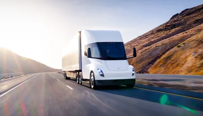 Incendio di un Tesla Semi-Truck: le autorità indagano sulle cause