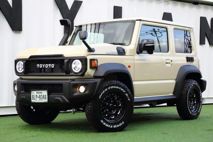 La Suzuki Jimny si trasforma e diventa una mini Toyota Land Cruiser Serie 70