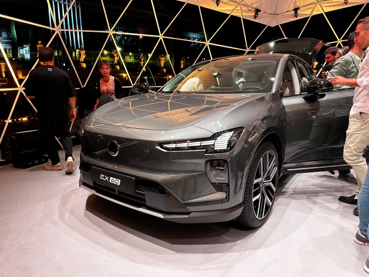 Volvo EX60 e EX60 Cross Country, anteprima italiana al Foro Italico