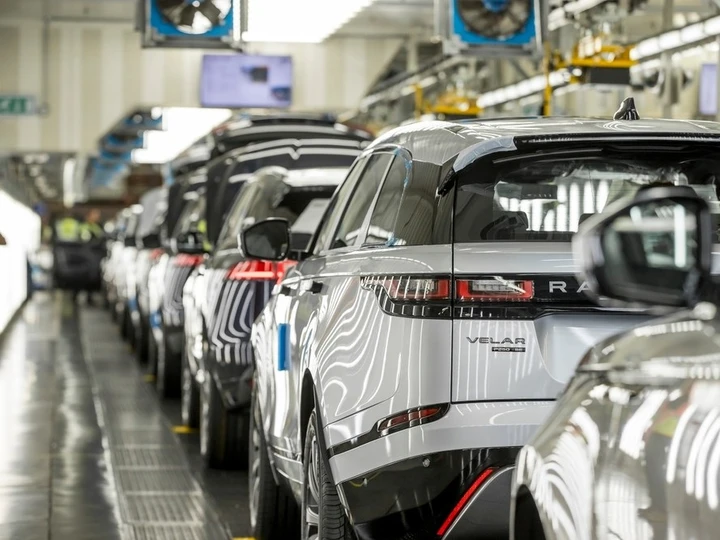 Il governo britannico garantirà un prestito da 1,7 miliardi di euro a JLR per salvare la filiera