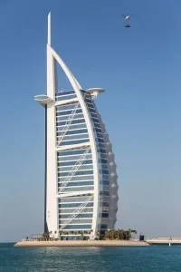 Una Aston Martin Vanquish in elicottero a Dubai