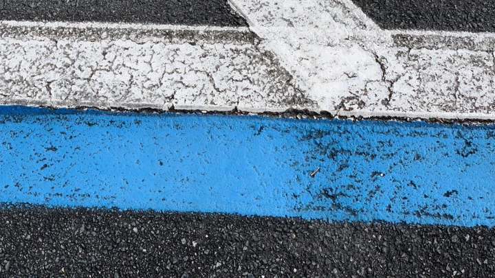 Parcheggio su strisce blu: come funziona la tolleranza se si sfora il tempo pagato