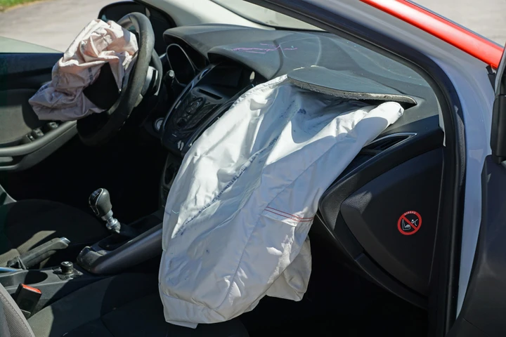 Milioni di auto a rischio: la revisione ora obbliga a sostituire l'airbag