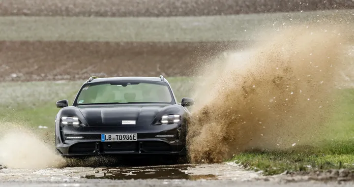 Porsche Taycan Cross Turismo: in attesa del debutto, eccola in azione su strada