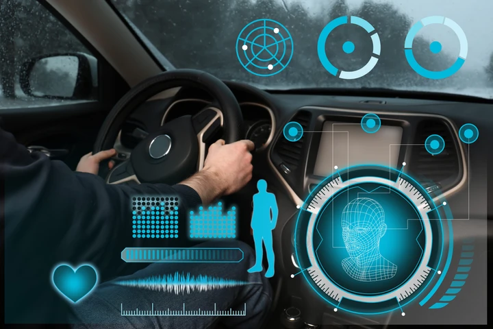 Guida distratta, scatta il controllo elettronico: cosa prevede il nuovo obbligo UE