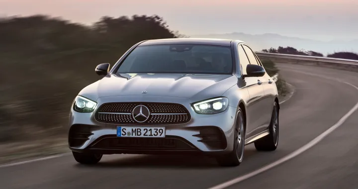 Mercedes Classe E, restyling nel segno dell'elettrificazione | Allestimenti e prezzi