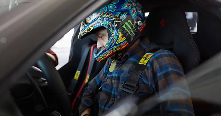 Valentino Rossi scatena i 720 CV della Ferrari 488 Pista a Fiorano