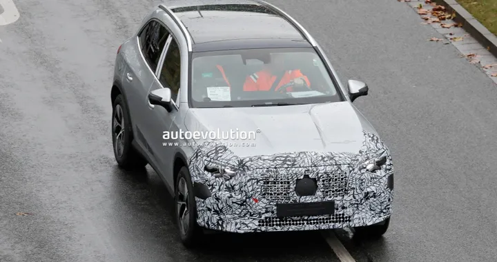 Mercedes GLC, non solo elettrica: si lavora al restyling del modello endotermico | Foto spia