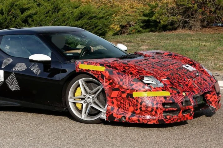 Ferrari, sbuca in strada un modello stranissimo: i segreti che nasconde