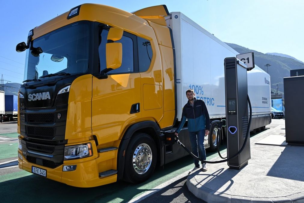 Scania effettua la prima ricarica MCS per camion elettrici in Italia