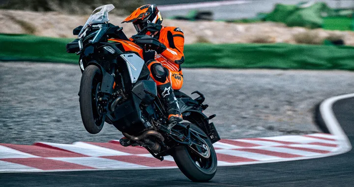 Nuova KTM 1390 Super Adventure S EVO, più potenza e tanta tecnologia