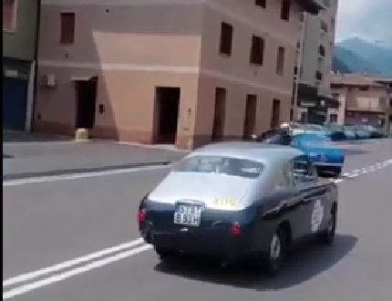 Anteprima: 1000 Miglia, collisione tra un’auto storica e una moto della Polizia | Video