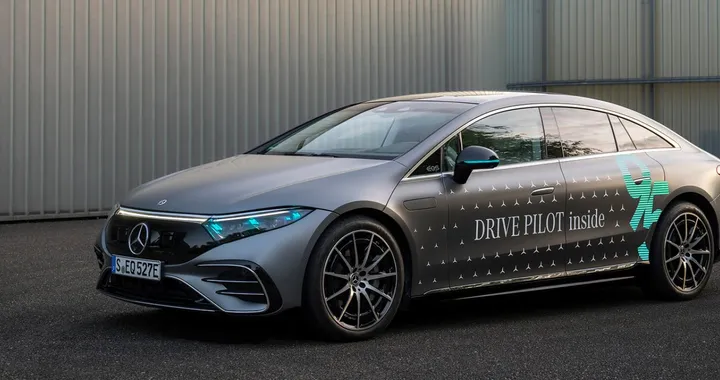 Mercedes e la guida autonoma: omologate in Germania le luci di posizione turchesi