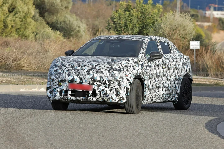 Nuova Nissan Juke elettrica 2026, il crossover è stato pizzicato su strada durante i test