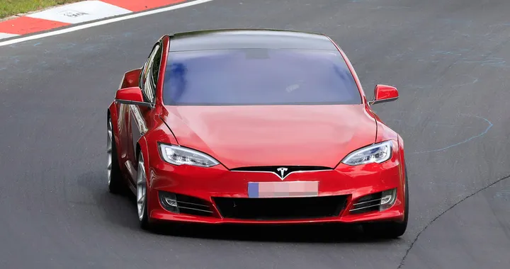 Tesla denuncia Trump per i dazi: vuole i rimborsi con gli interessi